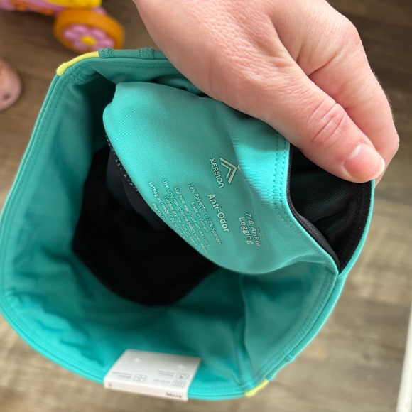 NWT Xersion Women's Aqua and Neon Green Cropped High Rose Leggings - Picture 4 of 4